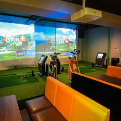 《シュミレーションゴルフ》天候に左右されることなく快適にプレーを楽しめる高精度な設備を完備。世界の実在するコースを精巧に再現しているため、まるで現地でラウンドしているかのような臨場感をご堪能いただけます。ゴルフ好きのお仲間との集まりや、宴会の合間の余興としてもおすすめの設備です。