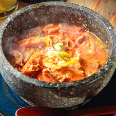 熱々がうまい！石鍋で食べる牛すじとハチノスの煮込み！