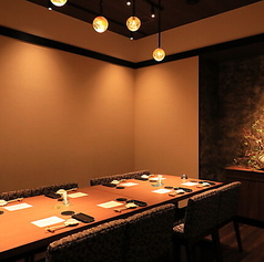 周囲を気にせずゆったりと寛げる個室は、最大8名様までご利用可能です。グレーを基調としたモダンで落ち着きのある内装は、大切な接待や会食、記念日のお祝いなど、特別な日の集まりに相応しい気品を湛えています。プライベートが守られた上質な空間で、心ゆくまでお愉しみください。