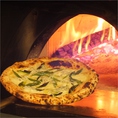 店主自慢のPizzaは目の前の窯で1枚1枚丁寧に焼き上げます。熱々とろ～りの自慢のPizzaをぜひ一度ご堪能ください！