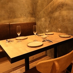 最大4名様までご利用いただけるプライベート空間です。温かみのあるインテリアと落ち着いた照明が、リラックスした雰囲気を演出します。周囲を気にせず、静かに会話を楽しむことができるため、特別なデートや大切な友人との集まりに最適で、ゆったりとした時間をお過ごしいただけます。