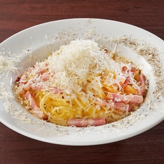 厚切りベーコンのカルボナーラ