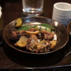 弾力と旨味を楽しむ『薩摩せせり(1皿)』は自慢のメニュー！の写真