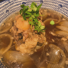 六時間以上煮込んだほろほろ肉を楽しむ牛テールスープ