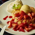 料理メニュー写真&nbsp;ふわふわパンケーキ　苺のソース