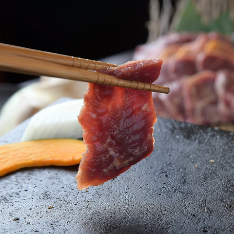 【2h飲み放題付】熊本馬刺しと溶岩焼きのコース｜桜肉のお寿司もついて馬肉を堪能♪全7品