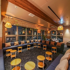 おひとり様～グループでもごゆっくりとお寛ぎいただけます！Wi-Fiやコンセントも完備◎※画像は系列店