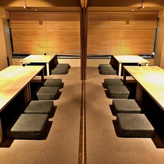 【掘りごたつ貸切/12～27名様】博多駅近くで和洋料理を楽しむワンランク上の団体宴会。節目の企業宴会や同窓会など、団体様もぜひ当店をご利用ください。店内奥の掘りごたつ個室を独占し、最大27名様までの大宴会を開催していただけます。お集まりの皆様の顔が見渡せるサイズ感の空間は、一体感を大切にしたい宴会に最適。