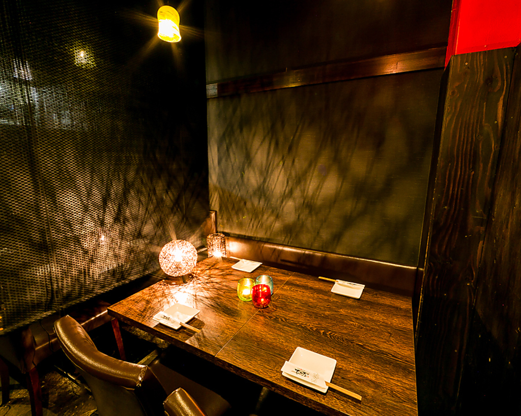 少人数個室や人気の半個室は、幻想的な琉球ガラスが赤や青に…