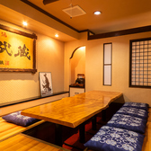 【掘りごたつでリラックス】掘りごたつ席を完備しているため、足を伸ばしてくつろぎながらお食事を楽しめます。温もりのある木の質感が、居心地の良さを一層引き立てており、温かみのあるインテリアが、心地よい雰囲気を演出します♪