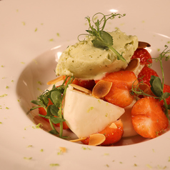 いちごとブラータチーズのカプレーゼ