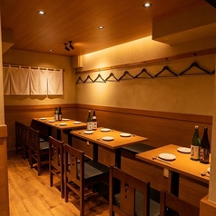 【昼夜問わず寛げる全時間営業◎】24時間営業の当店では、ランチミーティングや昼飲みから、深夜の飲み会まで幅広くご利用いただけます。個室やソファー席も完備しており、接待・会食・ご家族でのお集まりにも最適♪人気の炭火焼き鳥をはじめ、グランドメニューはいつでもご注文可能◎渋谷でゆったり過ごすなら、ぜひ当店へ