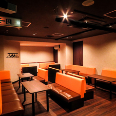 《テーブル席》仲間内での集まりや大切な方との心地よい時間を演出する、ゆったりとしたボックス仕様のお席です。居酒屋顔負けのバラエティ豊かなおつまみや豊富なドリンクを味わいながら、時間を忘れてゆっくりとくつろげます。幅広いシーンに対応可能で、賑やかでアットホームな夜を過ごすのにぴったりです。