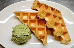ブリュッセルワッフル アイスクリーム添え(バニラ、チョコレート、抹茶) 各