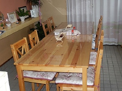 テーブル、４人×２台