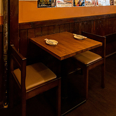 2名様用のテーブル席。カップルや親しい友人と話に花を咲かせてください!