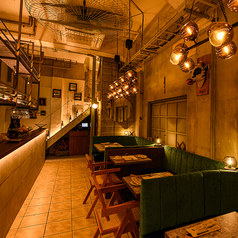 【１階】入ってすぐのソファ席は、まるで夜カフェのようにおしゃれな空間。お食事の後にゆっくりと語り合うのにぴったりです。