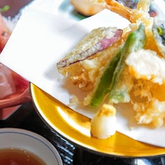 地場野菜を使用した天麩羅、三陸の海幸を使用したお刺身の写真