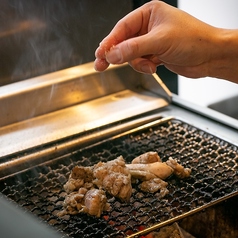 【名古屋コーチンを炭火焼の高温で焼き上げた炭火焼鶏】