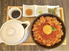 サーモンユッケ丼