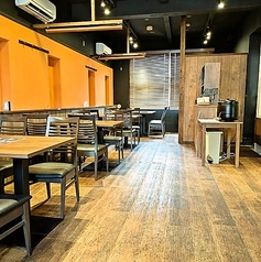 当店では4名様用のテーブル席を6席ご用意しています。ビジネスランチや友人との集まり、家族での食事など幅広いシーンでご利用いただけます。貸切のご相談も可能ですので、お気軽にお問い合わせください。楽しいひとときをお過ごしくださいませ♪