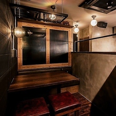 【半個室テーブル席】5名様まで利用可能。店内の奥にあるプライベート感たっぷりの隠れ家的なお席です。落ち着いて過ごせる半個室は、ご家族や仲間同士のお食事やデートなど、少人数でのご利用にぴったり◎大切な方とのお集まりに、ぜひ当店自慢の料理を心ゆくまでご堪能ください。