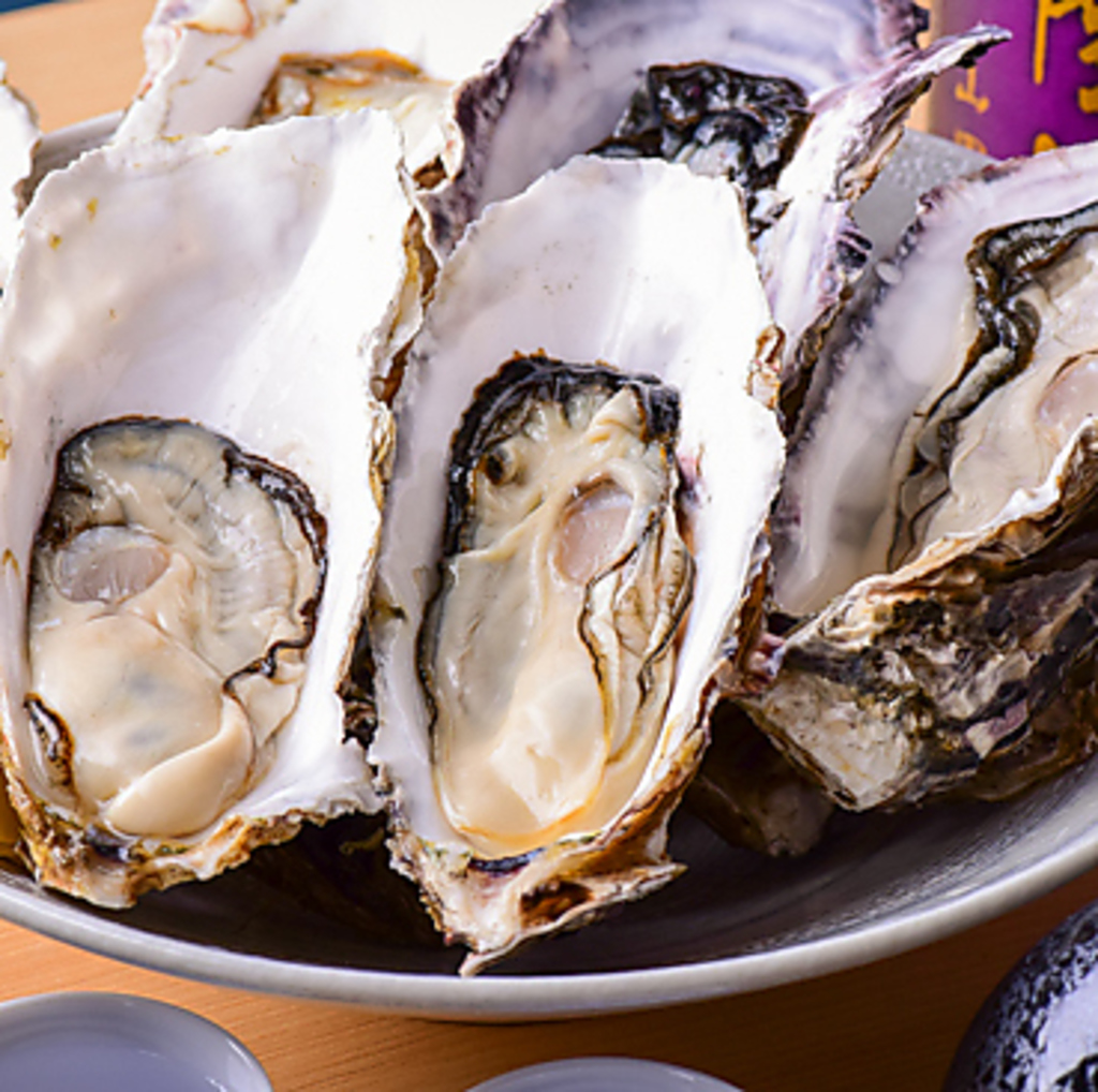 看板メニューの岩牡蠣☆日本全国から産地直送した牡蠣は新鮮で絶品！