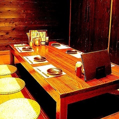 プライベート感を重視したいお食事会や周囲を気にせず語り合いたい飲み会にぴったりな半個室席です。シックな照明が灯る和モダンなインテリアに囲まれながら自慢の炭火串焼きや名物のお鍋をじっくりとご堪能していただけます◎