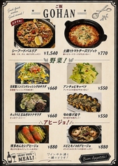 ご飯物とサラダの写真