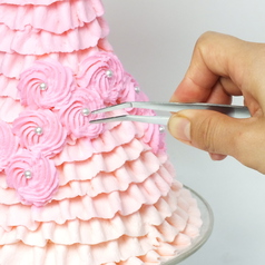 ケーキはパティシエの手によってひとつひとつ丁寧にお作り致します♪ホイップのカラーバリエーションは100種以上♪細かなグラデーションをお楽しみください★