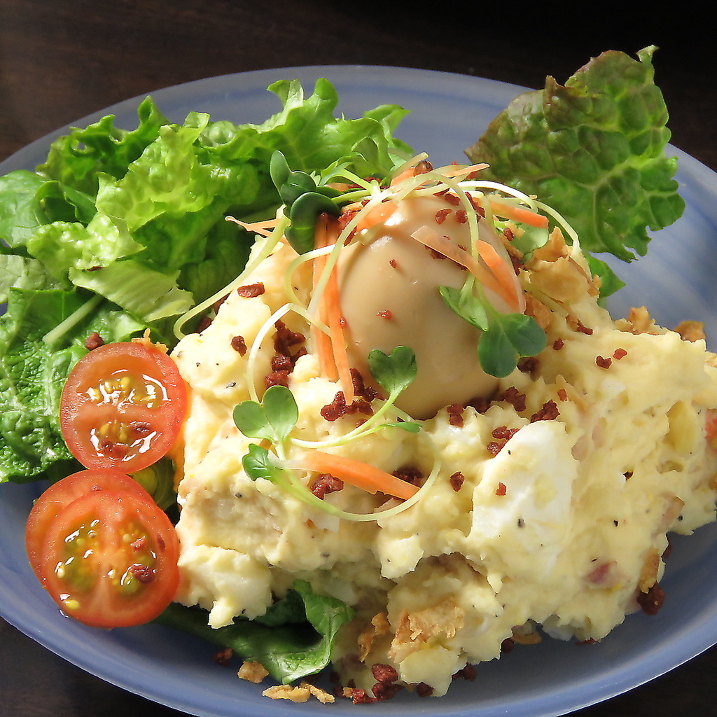 種類豊富なおばんざい料理をご提供しております。ポテトサラダなど健康的な食事をお楽しみください。