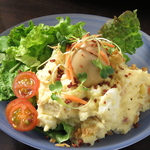 種類豊富なおばんざい料理をご提供しております。ポテトサラダなど健康的な食事をお楽しみください。