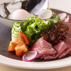 ローストビーフと温玉サラダ