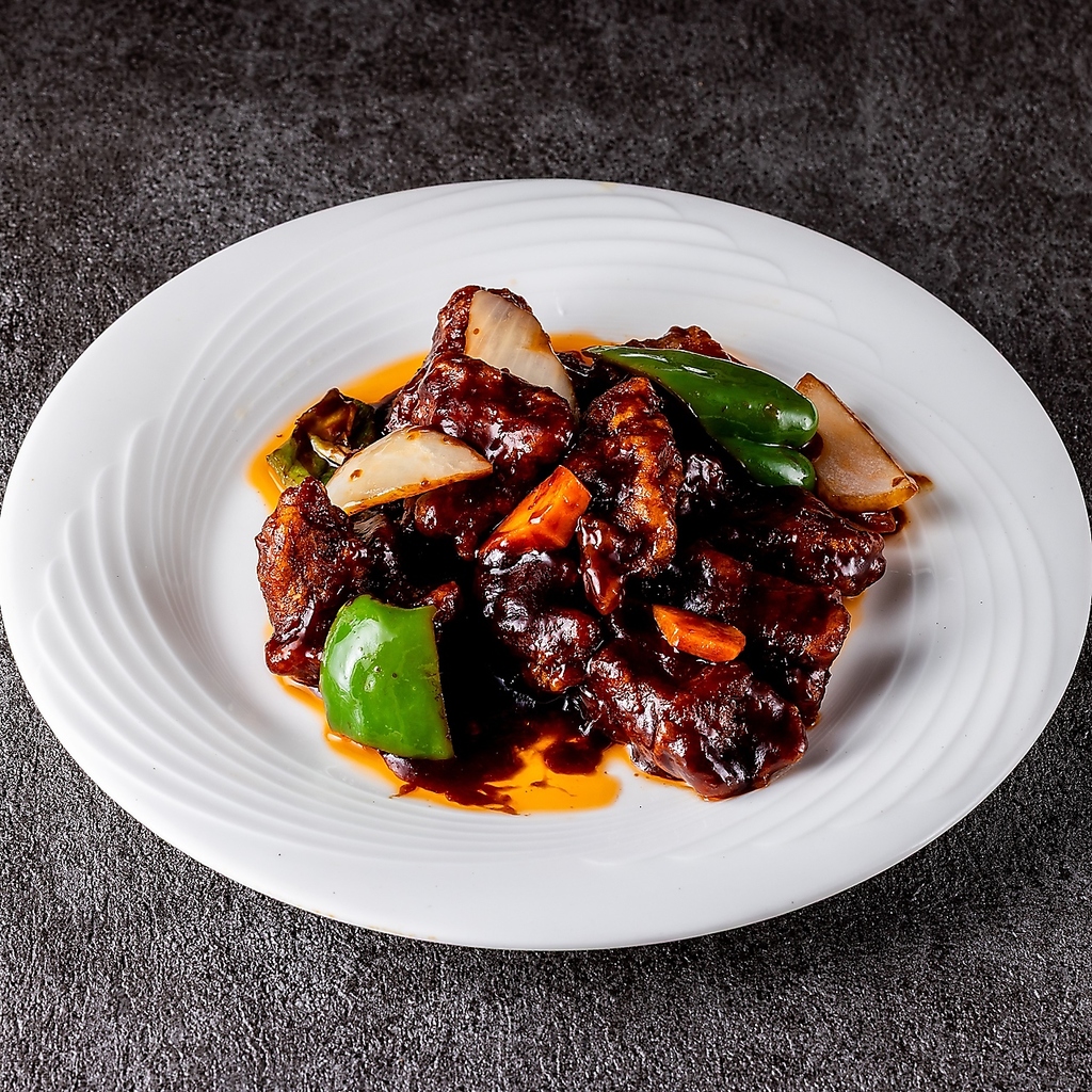 海老チリや黒酢酢豚・青椒肉絲など、定番中華を幅広くご堪能いただけます。