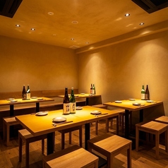 12～18名様対応の広々とした個室もご用意！会社のご宴会や同窓会など大人数での集まりにぴったり◎単品飲み放題のご利用も可能なので、こだわりの地鶏料理とご一緒に多彩なドリンクをお楽しみいただけます。周囲を気にせず盛り上がれるプライベート空間で、心ゆくまでお過ごしください♪※個室利用可能時間17:00~24:00