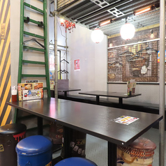 テーブルは連結可能で中規模宴会にもご利用可能◎