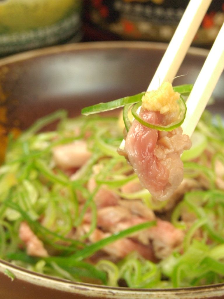 地鶏のたたきは葱たっぷり！生姜を添えてどうぞ。