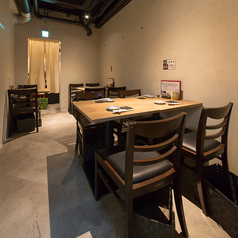 扉の向こう側に広がるのは、少しゆったりとした空間◎6名分のテーブルは広々としていて、落ち着いた雰囲気で食事をしたい方におすすめです♪
