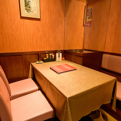 【1階】テーブル席：皆様に楽しいでいただけるように2名様から貸切まで対応致します。ご不明点はお気軽にお問合せください。