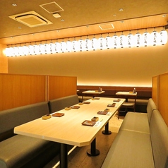 広々としたテーブル席は1名～8名様でのご利用も可能！仲間とワイワイ楽しみながら自慢の逸品をご堪能いただけます。宴会向けの飲み放題付きコースや、幹事様にも嬉しいクーポンも多数ご用意しております！