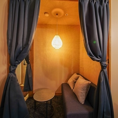 シーシャ×バー「C.STAND」では、友人とゆったり寛ぎながら会話を楽しむのにぴったりなソファー席を多数完備しております。※画像は系列店