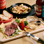 ランチタイムはセット、夜はコースでお得に！1時間飲み放題が1,400円