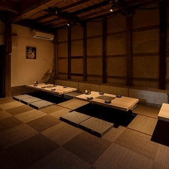 席間もゆったりとしたお座敷は4名様でも6名様でも利用できるお席が1つございます。雰囲気自慢で隣のお席との間隔も丁度いい感じになっておりますので気兼ねなくご利用することができます。