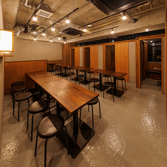 木目を基調としたあたたかみのある店内は、カジュアルに集まりたい飲み会や打ち上げ、会社の宴会にもぴったり！広々としたレイアウトでテーブル席をゆったり配置しているので、大人数にも最適です！
