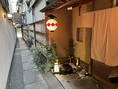 細い路地を抜けると…お店です。間接照明の灯りがムード満点！