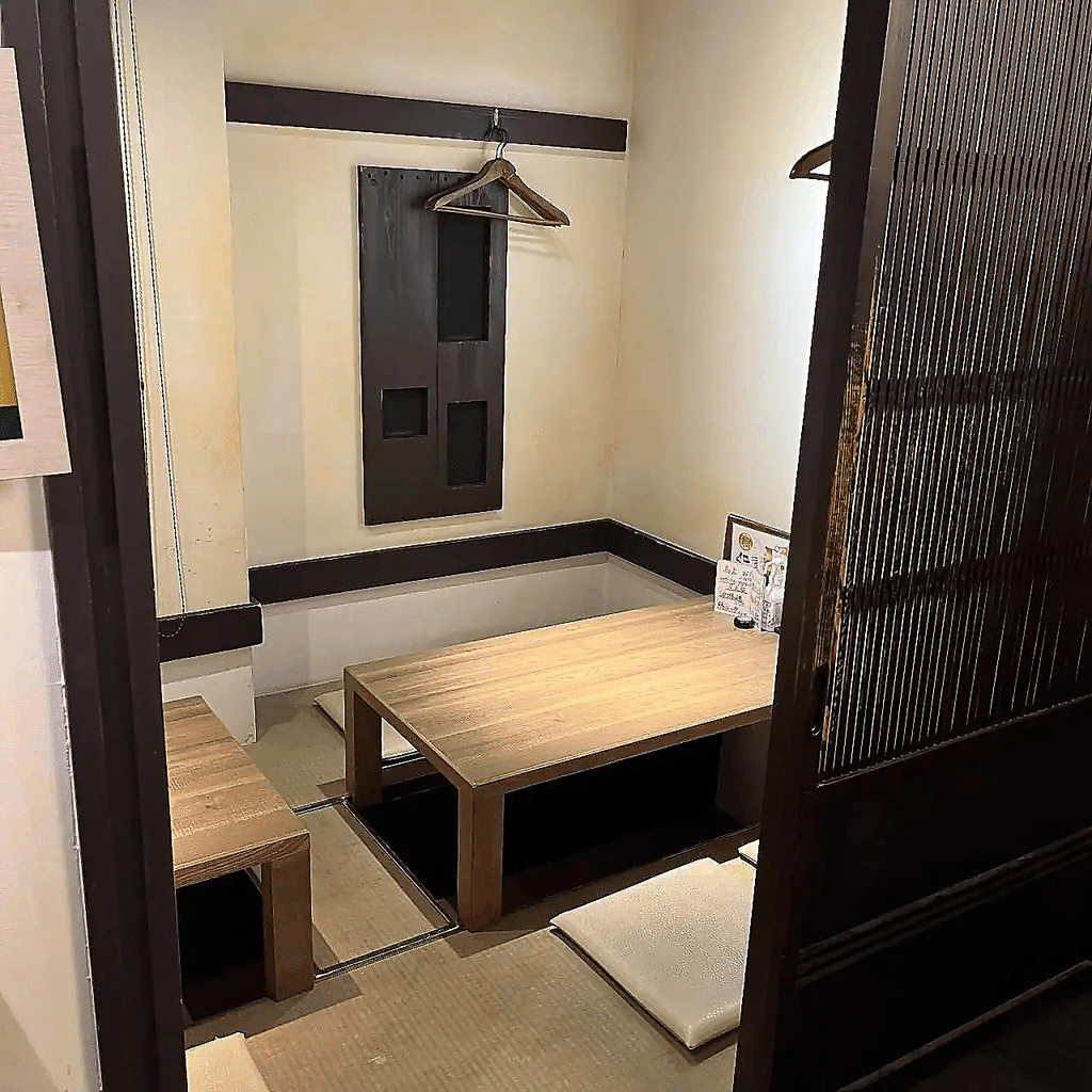 個室は最大20名様までOK。和の趣たっぷり、落ち着いた雰囲気で会社宴会や謝恩会、記念日の集まりにも