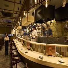 店内は洗練された和の設えで、温かい照明が心地よさを演出しています。目の前のカウンターでは、職人の手仕事が生み出すライブ感と、備長炭の芳ばしい香りが立ち込めます。この落ち着いた雰囲気の中でこそ味わえる、本格炭火焼鳥の醍醐味をご提供いたします。何度でも足を運びたくなる特別な空間です。