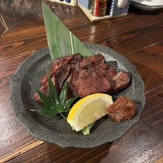 自慢の牛舌藁焼き