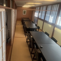 仕切りのある座敷テーブル席は2名様～。連結で最大24名様までご利用いただけて、宴会としてもご利用可能！※写真は連結させた状態のお部屋です。
