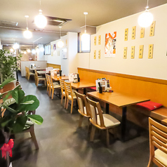 【テーブル席】デートはもちろん、サシ飲み、お一人様でのご利用でも使えるお席をご用意しております。気軽に入りやすいカジュアルなお店です◎